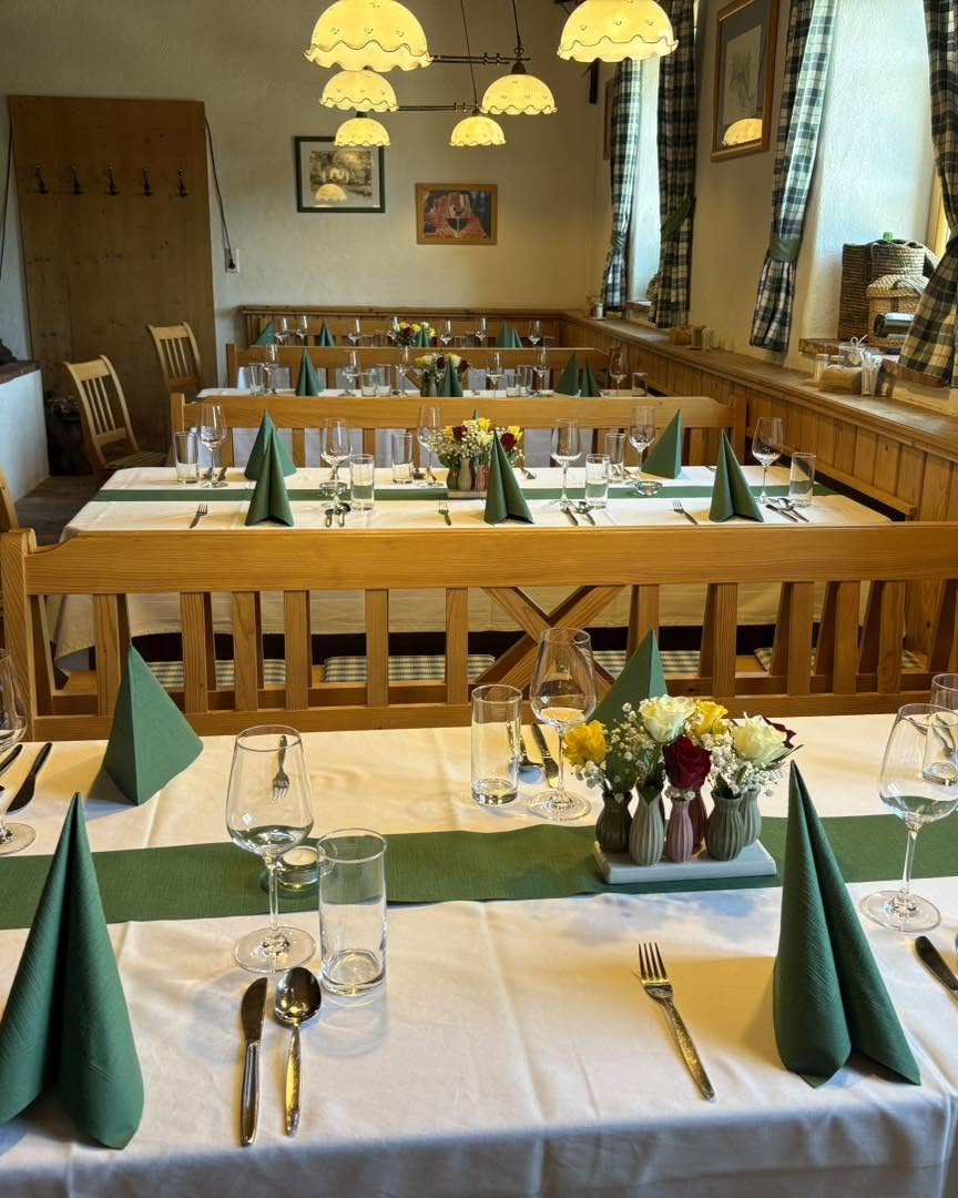 Gemütlicher Gastraum des Heurigen